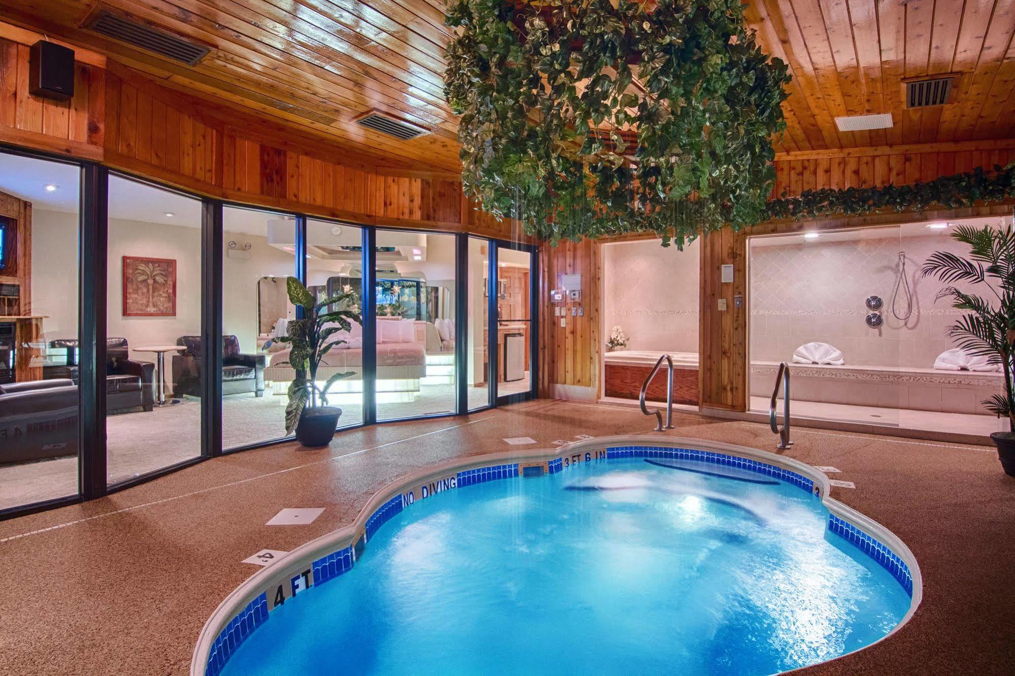 Sybaris Pool Suites - Индианаполис Экстерьер фото