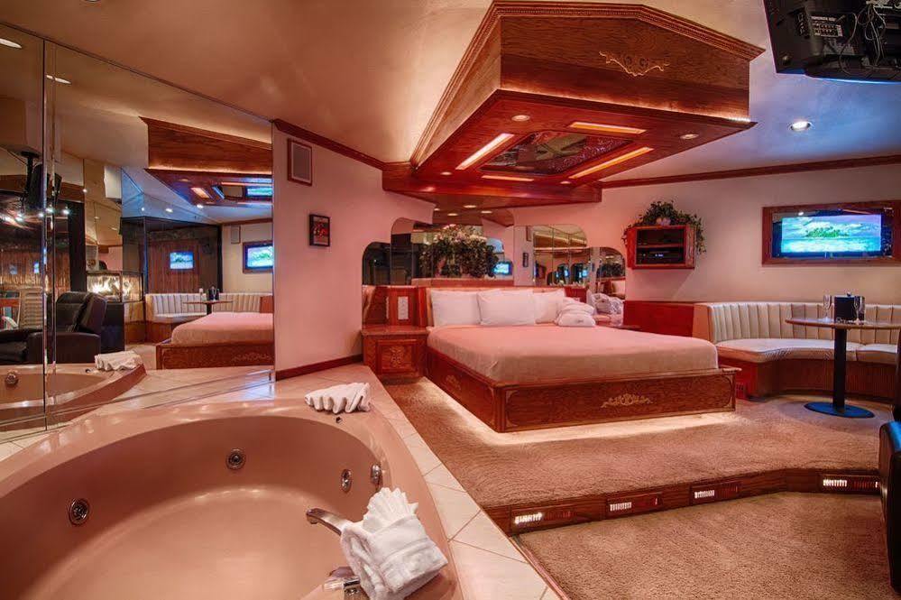 Sybaris Pool Suites - Индианаполис Экстерьер фото